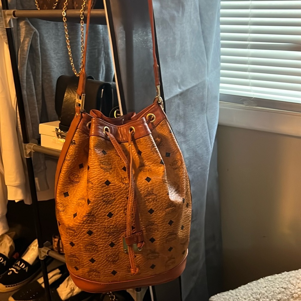 Bucket/Crossbody MCM absolutely nothing wrong with it. No cracks no scratches.